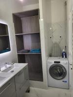 a bathroom with a washing machine and a sink at Porte du Vieux Lyon 2, le long du quai in Lyon