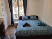 a bedroom with a bed with pillows and a window at Porte du Vieux Lyon 2, le long du quai in Lyon
