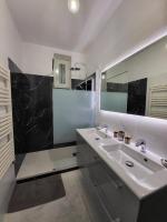 a white bathroom with a sink and a mirror at Porte du Vieux Lyon 2, le long du quai in Lyon