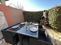 Napoje w obiekcie Pavillon avec Terrasse, Piscine et BBQ - 600m Plage, 4 Pers - FR-1-701-41