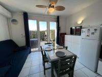 Kuchnia lub aneks kuchenny w obiekcie Pavillon avec Terrasse, Piscine et BBQ - 600m Plage, 4 Pers - FR-1-701-41