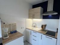 Kuchnia lub aneks kuchenny w obiekcie Pavillon avec Terrasse, Piscine et BBQ - 600m Plage, 4 Pers - FR-1-701-41