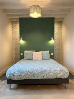Cama ou camas em um quarto em La Gravonne, une parenth&egrave;se turroise