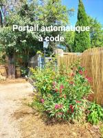 Ogród w obiekcie Calme et Intimité proche Avignon Piscine options au choix privée ou partagée de juin à octobre