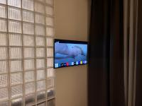 Televízia a/alebo spoločenská miestnosť v ubytovaní ROOM 11 Aristotelous Thessaloniki and-Mykonos