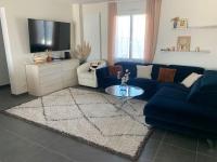 Televízia a/alebo spoločenská miestnosť v ubytovaní Maison contemporaine en plein cœur de la Touraine