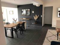 Televízia a/alebo spoločenská miestnosť v ubytovaní Maison contemporaine en plein cœur de la Touraine
