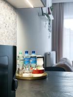 Nápoje v ubytovaní Apartament przy Karmelu