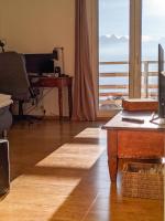 Telewizja i/lub zestaw kina domowego w obiekcie Maison familiale en montagne avec vue merveilleuse sur le massif de Belledonne