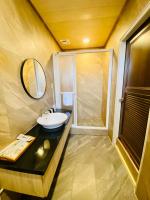 a bathroom with a sink and a shower at 見晴花園山莊Sunshine Villa in Ren&#39;ai