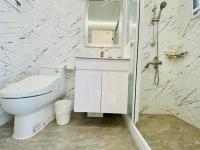 a white bathroom with a toilet and a mirror at 見晴花園山莊Sunshine Villa in Ren&#39;ai