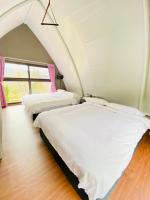 two beds in a room with an attic at 見晴花園山莊Sunshine Villa in Ren&#39;ai