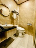 a bathroom with a sink and a toilet and a mirror at 見晴花園山莊Sunshine Villa in Ren&#39;ai