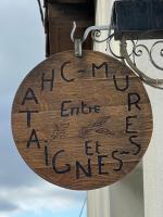 a sign that says a man cannot enter a house at Entre mûres et châtaignes in Les Châtelliers-Châteaumur