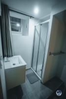 a bathroom with a shower and a sink at Appartement neuf et moderne dans le centre ville in Bagnols-sur-Cèze