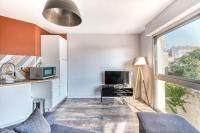 Telewizja i/lub zestaw kina domowego w obiekcie Bourgonnier 19 - Charmant studio à Angers