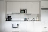 Kuchyň nebo kuchyňský kout v ubytování Hiisi Homes Kirkkonummi Masala Seppä-Kallen kuja