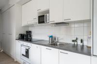 Kuchyň nebo kuchyňský kout v ubytování Hiisi Homes Kirkkonummi Masala Seppä-Kallen kuja