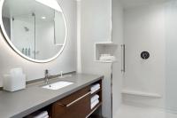 Courtyard by Marriott Richmond Scott's Additionにあるバスルーム
