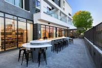 Courtyard by Marriott Richmond Scott's Additionにあるバルコニーまたはテラス
