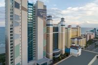 eine Luftansicht einer Stadt mit hohen Gebäuden in der Unterkunft Courtyard by Marriott Myrtle Beach Oceanfront in Myrtle Beach