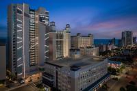 eine Luftaufnahme einer Stadt bei Nacht in der Unterkunft Courtyard by Marriott Myrtle Beach Oceanfront in Myrtle Beach