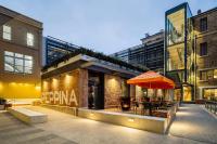 Un restaurante con una mesa y una sombrilla en una calle. en The Tasman, a Luxury Collection Hotel, Hobart, en Hobart