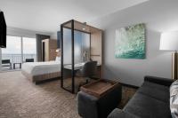 Ein Bett oder Betten in einem Zimmer der Unterkunft SpringHill Suites by Marriott Myrtle Beach Oceanfront