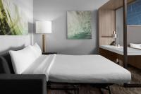 Ein Bett oder Betten in einem Zimmer der Unterkunft SpringHill Suites by Marriott Myrtle Beach Oceanfront