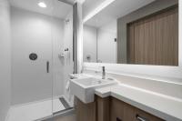 Ein Badezimmer in der Unterkunft SpringHill Suites by Marriott Myrtle Beach Oceanfront