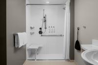 Ein Badezimmer in der Unterkunft SpringHill Suites by Marriott Myrtle Beach Oceanfront