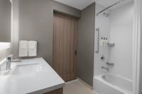 Ein Badezimmer in der Unterkunft SpringHill Suites by Marriott Myrtle Beach Oceanfront