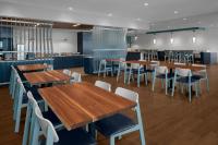 Ein Restaurant oder anderes Speiselokal in der Unterkunft SpringHill Suites by Marriott Myrtle Beach Oceanfront 