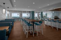 Ein Restaurant oder anderes Speiselokal in der Unterkunft SpringHill Suites by Marriott Myrtle Beach Oceanfront 