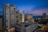 eine Luftaufnahme einer Stadt bei Nacht in der Unterkunft SpringHill Suites by Marriott Myrtle Beach Oceanfront in Myrtle Beach