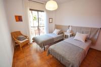 Posteľ alebo postele v izbe v ubytovaní La Fuente APT6, Frigiliana Amazing 2 bedroom Family Apartment with views, Padel Court and 2 Pools HansOnHoliday Rentals