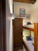 Łóżko lub łóżka w pokoju w obiekcie Courchevel 1650 appartement cosy 6 personnes