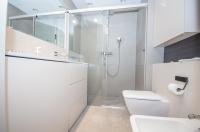 Kúpeľňa v ubytovaní InPoint Central Suites with Parking Available