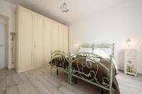A bed or beds in a room at A Due Passi Da Toledo