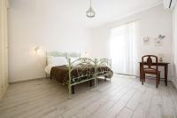 A bed or beds in a room at A Due Passi Da Toledo