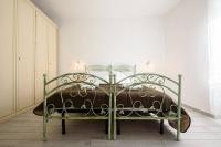 A bed or beds in a room at A Due Passi Da Toledo