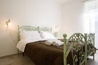 A bed or beds in a room at A Due Passi Da Toledo