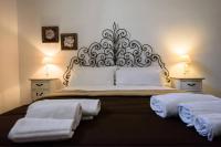 A bed or beds in a room at A Due Passi Da Toledo