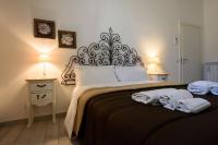 A bed or beds in a room at A Due Passi Da Toledo