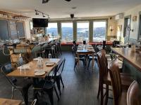 En restaurant eller et andet spisested på The Wildflower Inn