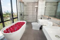 Ein Badezimmer in der Unterkunft GLOW PARK HOTEL Grand Royal Palace