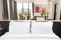 Ein Bett oder Betten in einem Zimmer der Unterkunft GLOW PARK HOTEL Grand Royal Palace
