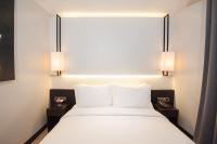 Ein Bett oder Betten in einem Zimmer der Unterkunft GLOW PARK HOTEL Grand Royal Palace