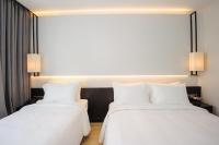 Ein Bett oder Betten in einem Zimmer der Unterkunft GLOW PARK HOTEL Grand Royal Palace
