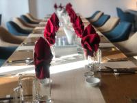 ein langer Tisch mit roten Servietten und Gläsern darauf in der Unterkunft The Time Hotel in Nha Trang